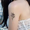 Os adesivos de tatuagem Rose Herbal são à prova d'água e resistentes ao suor, tatuagens artificiais semipermanentes de longa duração com estética americana para homens e mulheres nos braços e pernas.