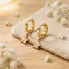 Novos brincos com pingente de pentagrama estilo europeu e americano, cravejados com zircônia, simples, modernos, versáteis, aço inoxidável banhado a ouro