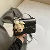 2026 Nova Moda Verão Design de Nicho Moda Coreana Bolsa Quadrada Pequena com Laço para Mulheres, Bolsa Sela Transversal de Ombro Único com Aba