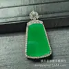 Pingente de Jade Gelo de Alta Qualidade com um Colar com Pingente de Jade Verde da Paz, Apresentando um Design Simples e Elegante com um Pingente Totalmente Incrustado de Verde
