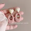 Brincos florais de nicho retrô modelo novo 2026, luxo leve, brincos que afinam o rosto, férias na praia, tarrachas de alta qualidade estilo Hong Kong