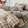 Conjunto de quatro peças de algodão lavável com capa de edredom escovada, adequado para todas as estações, lençol e capa de edredom laváveis para dormitórios estudantis, conjunto de cama
