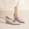 5222A Sapatos de Salto Anabela Femininos 2024 Verão Novo Estilo Francês Elegante e Bonito Salão Bico Fino Boca Rasa Salto Grosso Salto Alto