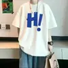 2026 Nova Camiseta Quente de Seda de Gelo Masculina e Feminina Estilo Hong Kong Estampa de Letras de Anime Manga Curta Solta Versátil