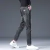 Ropa Popular para Hombre / 2026 Primavera y Otoño Nuevos Pantalones Cropped Versátiles para Hombre de Corte Ajustado Pantalones de Nueve Puntos de Mezclilla Elástica