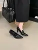 Zapatos de tacón grueso tipo salón para mujer, estilo británico, punta fina, charol negro brillante, para calzar, Primavera 2026