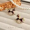 Zodiaco Año del Caballo Caballo-Temática Pendientes de Lujo Ligero Pendientes de Moda de Gama Alta Versátiles Pendientes con Diseño de Caballo Mecedora para Mujeres