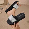 Zapatos de mujer de cuña con pedrería de verano transfronterizos europeos y americanos, nuevas pantuflas de talla grande, zapatos de punta redonda de talla grande al por mayor