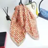 En stock marca grande verano imitación algodón y lino tacto nuevo versátil pañuelo cuadrado grande pañuelo de seda pañuelo fino primavera y otoño chal con letras