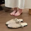Mules Cerrados de Malla Bordada de Moda para Mujer, Nuevo Estilo Verano 2026, Tira Única con Adornos de Perlas, Sandalias Planas Estilo Hada