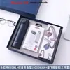 Set de regalo personalizado que incluye un termo, una laptop, una batería externa y un paraguas, con el logotipo de una empresa, adecuado para eventos de negocios y como regalo práctico