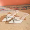 2025 Novas Sandálias Baotou de Primavera Femininas de Couro Envernizado com Strass Salto Alto Apontado Estilo Fada Elegante