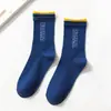 Meias para Homens e Mulheres Street Estilo Coreano ulzzang Meias de Casal Personalizadas Modernas Hip-hop ins Meias de Comprimento Médio Meias Esportivas
