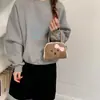 Linda bolsa de mano para mujer con temática de perro de dibujos animados, con delicado ribete de encaje, un lazo y un diseño de concha, perfecta para el trabajo o el uso diario.