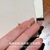 Aretes de tornillo de flor pequeña hueca de plata 999 para el cuidado de perforaciones, aretes elegantes y sofisticados, aretes de diseño de nicho para mujer