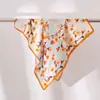 Tendencia de Moda 2026: Las Bufandas de Seda para Mujer Hacen un Debut Elegante, Ligeras y Fluidas, Versátiles y un Imprescindible para Looks a la Moda