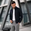 Chaqueta de hombre transfronteriza, modelo primavera y otoño 2026, cuello alto, versión con cremallera, adecuada para personas jóvenes y de mediana edad, para negocios formales, negocios informales, ir al trabajo y uso casual