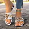 Sandalias de Talla Grande para Mujer de Comercio Exterior Transfronterizo Moda Verano 2026 Elegantes Versátiles de Color Sólido Sandalias Decoradas con Metal para Mujer