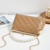 Bolso bandolera para teléfono con cadena y cierre de clip bordado con diamantes a juego, bolso de mano con perlas para mujer, novedad de 2023