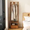 Mesita de noche con perchero integrado, madera maciza, independiente, para uso doméstico en el dormitorio, pequeño almacenamiento multifuncional y perchero