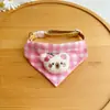 Adorável bandana triangular de pelúcia para gato e cachorro - um lenço triangular xadrez com vários padrões, ajustável para gatos e cachorros pequenos, feito de algodão macio, adequado para uso diário e sessões de fotos.