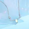 Collar de asta de ciervo y piedra lunar blanca estilo coreano para mujer, una pieza de nicho y versátil que irradia un ambiente dulce, chic y atrevido, perfecto como cadena para la clavícula, ofreciendo un toque de lujo discreto y una estética minimalista inspirada en el bosque