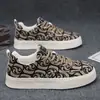Sapatos Masculinos Outono 2026 Novos Sapatos de Lona Respiráveis Tendência Versátil Esportivo Casual Sapatos de Cano Baixo Sapatos Masculinos Estampados Tendência