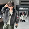 Chaqueta de Falso Dos Piezas para Niño Primavera y Otoño 2026 Nuevo Otoño Estilo Coreano Fresca Chaqueta Cortavientos con Capucha para Bebé Moderna