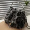 Bolso de felpa de moda para mujer Ruien 2026 Otoño Nuevo Bolso de hombro con cadena de moda Bolso cruzado de alto valor