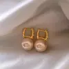 Aretes de perla rosa pálido con temperamento retro, hebilla cuadrada incrustada con diamantes de imitación, pendientes colgantes de cuentas redondas, estilo delicado de nicho, aretes versátiles para el día a día