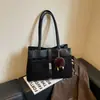 Bolsa tote de grande capacidade para mulheres, nova coleção de outono 2026, estilo retrô, adequada para uso casual, uso diário, deslocamento e versátil para diversas ocasiões