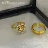 Anel Dourado Escovado com Lantejoulas Retro Europeu e Americano Design de Anel de Pérola Amoroso para Mulheres Acessórios de Anel de Dedo Retro para Usar Empilhado
