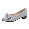 Sapatos de mola para mães em estoque, preço de atacado baixo, sapatos de salto baixo profissionais para exportação, com enfeites de laço e lantejoulas, design de bico fino e solas macias para mulheres