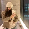 Gorro de tricô casual estilo coreano para outono, versátil e que afina o rosto, quente, protege as orelhas, com barra dobrada, para clima frio