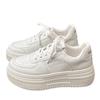 2025 Novos Sapatos Brancos Populares de Solado Grosso para Mulheres Primavera e Verão Estilo Hong Kong Altura Versátil Casual Sapatos Esportivos Tênis de Nicho