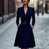 Vestido retro de cuello alto en V, ajustado con cintura ceñida y bajo amplio, bolsillos ocultos, elegante falda de longitud media