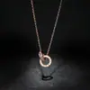 Corrente de Clavícula Feminina em Aço Titânio com Anel Duplo e Números Romanos Cor Ouro Rosa Vento Frio Corrente de Pescoço Vento Frio Simples