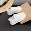 Tênis brancos ultraleves, sapatos casuais de sola grossa para mulheres, nova coleção outono 2026, tênis atléticos versáteis que aumentam a altura, sapatos baixos de sola reta
