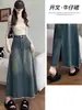 Saia midi jeans retrô, nova coleção outono/inverno 2026, cintura alta, design que afina a silhueta, com fenda e acabamento de franjas, saia longa A14218