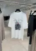 Recomendación PrincipalColección Nueva Primavera/Verano 26 de Yuran: Camiseta Oversize de Manga Corta de Algodón de Cáñamo Lavada con Enzimas Ilustración con Eslogan de Esquí
