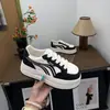 Zapatillas de suela gruesa para mujer con sensación de "pisar mierda", zapatillas deportivas casual de cuero de moda primavera y otoño 2026
