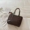Bolsa feminina grande de capacidade, estilo retrô simples, novo modelo para o início do outono de 2026, bolsa de ombro estilosa e texturizada, bolsa tote de trabalho moderna e chique