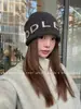 Gorro de Punto de Letras de Moda para Mujer, Versátil, Adelgazante del Rostro, Cálido, Protector de Orejas, Holgado para Otoño e Invierno
