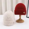 Gorro de Tricô Fashionável para Mulheres e Homens, Adequado para Outono e Inverno, com Proteção para as Orelhas e Características Quentes
