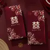 Sobres rojos de boda con diseños de peonías y rosas en relieve de alta calidad, con impresión en pan de oro del carácter chino para "alegría", adecuados para regalos de boda.