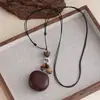 Colar Longo Trançado com Pingente de Bolota Pequena Estilo Étnico Retrô para Mulheres, Acessório Único e Sofisticado, Simples e Versátil
