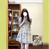 Vestido corto de manga abullonada con cuello cuadrado y estampado floral estilo francés para mujer, ideal para la hora del té. Nueva tendencia de vestidos cortos estilo resort para el verano de 2026 que marcan la cintura.