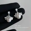 Pendientes Irregulares Tridimensionales de Hoja de Ginkgo para Mujer, Pendientes de Falda de Hoja de Loto de Nicho Super Hada, Pendientes de Botón de Perla de Lujo Ligero de Gama Alta