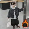 Conjunto de Veludo Plus para Meninos Outono e Inverno 2026 Novo Estilo Lindo Fashionável Jaqueta Acolchoada para Bebê Conjunto de Três Peças Espesso para Crianças Tendência