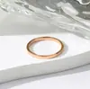 Anel aberto de aço de titânio simples estilo japonês e coreano para mulheres, anel de casal de aço inoxidável com letras em ouro rosa e esmalte para mulheres de nicho